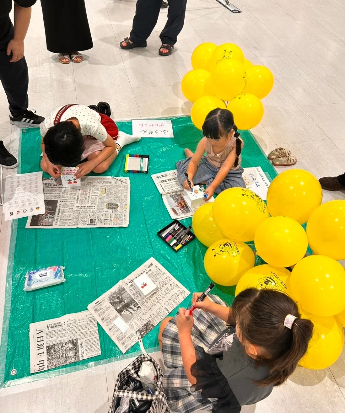 3Dプリンターで作ったイエビーブロックに、子どもたちが好きな色を塗る体験
