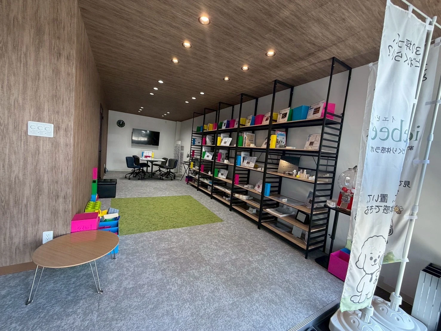模型と住宅資料が並ぶiebee LABの実際の店内